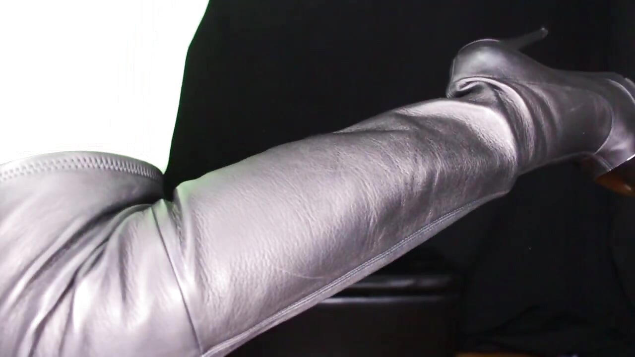 Bà chủ người Ý tóc đỏ trong đôi ủng đen làm nhục bạn