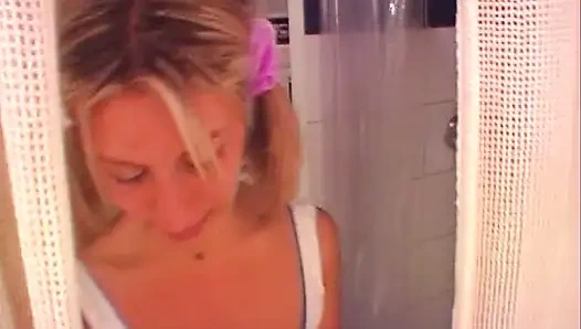 Fransız sarışın hatun bakış açısıyla dolu yarak üzerinde zıplıyor