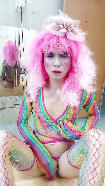 Transgender Le memakai pakaian seksi dan bermain cawan seks. Tin tiruan