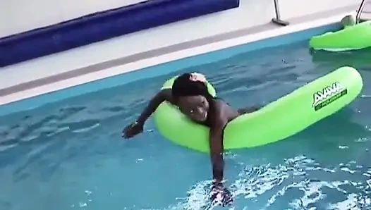 Ebenholz-schlampe aus Frankreich am pool doppelt penetriert