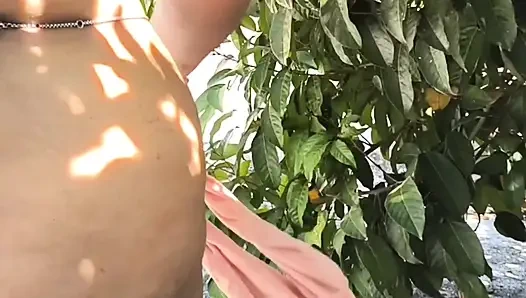 Indisches mädchen in rotem rock und weißem top