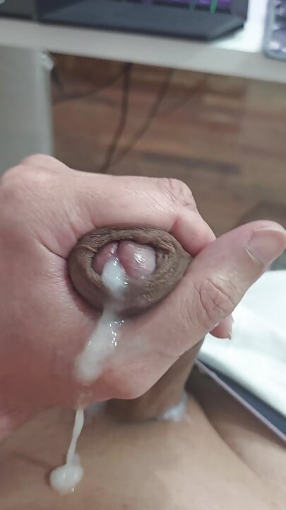 SHOWING OFF MY BIG DICK AND CUMMING GOOD