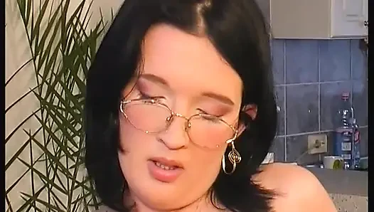 Mutfak masasında klasik porno hardcore