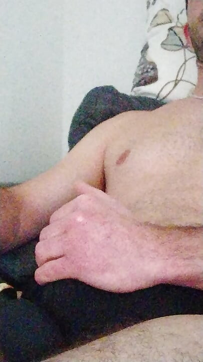 Je fais vibrer ma grosse serviette jusqu’à ce que j’ai un orgasme dur et long très nécessaire après 17 jours.