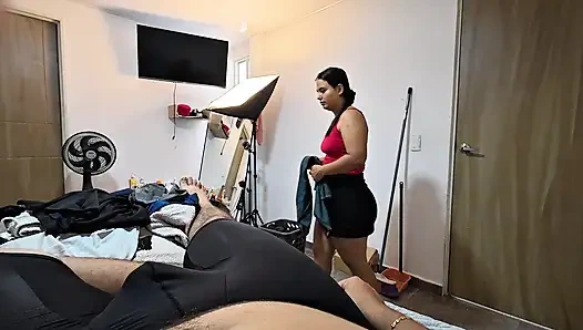 Eine große Haushälterin bekommt ihren Arsch von ihrem Chef gefickt