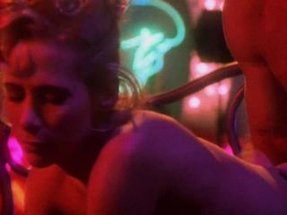 永恒的火焰 - 复古 80 年代的软色情电影浪漫