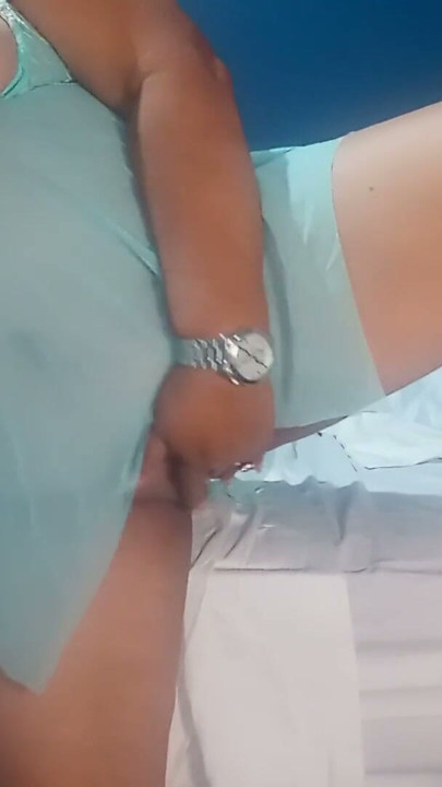 Olgun orta yaşlı seksi kadın mastürbasyon yaparken ve sıkı amına dildo sokuyor | Klip 1
