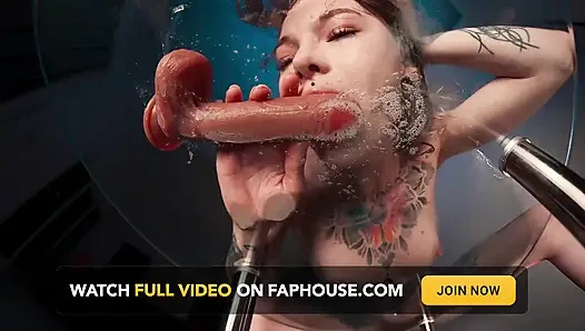 Cewek sange ini lagi asik goyangin memek sempitnya di atas meja kaca