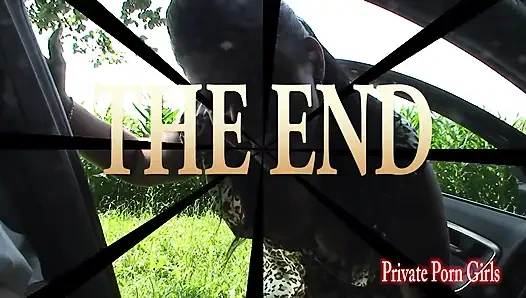 Seksi sürtük arabada sakso çekmeyi seviyor