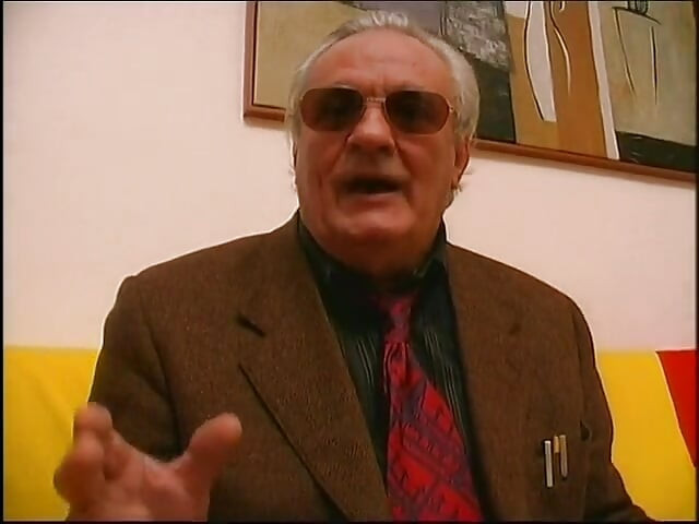 Старый чувак дает своей шлюшке два больших хуя