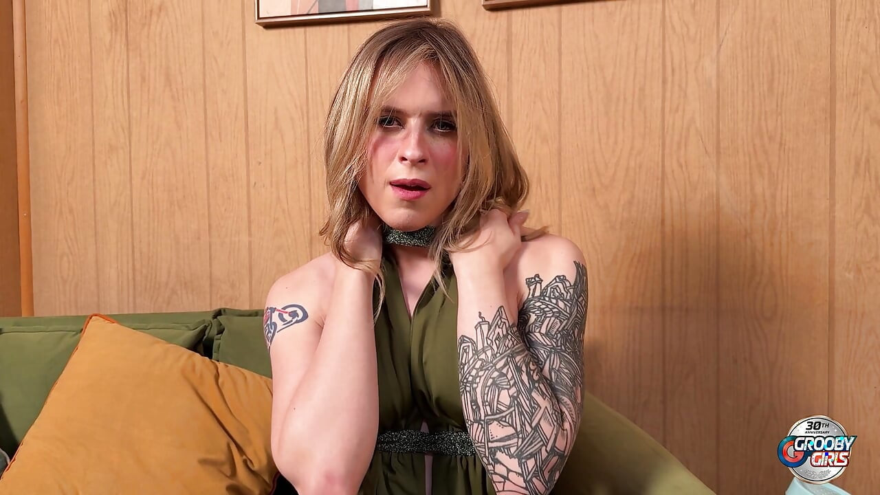 GROOBYGIRLS - Esme, yhden puhelun päässä tylsistymisen helpottamiseksi