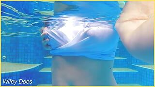 Wifey mokra koszula najlepiej kompilacji wideo - Wifey braless i mokra w basenie.