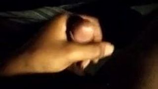 Ночная мастурбация с камшотом в видео от первого лица