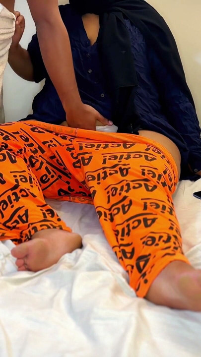 18+ genç iri güzel seksi pansiyon kızı porno izliyor ve erkek arkadaşı geldiğinde mastürbasyon yapıyor ve onu birden fazla pozisyonda sert sikiyor | Klip 1
