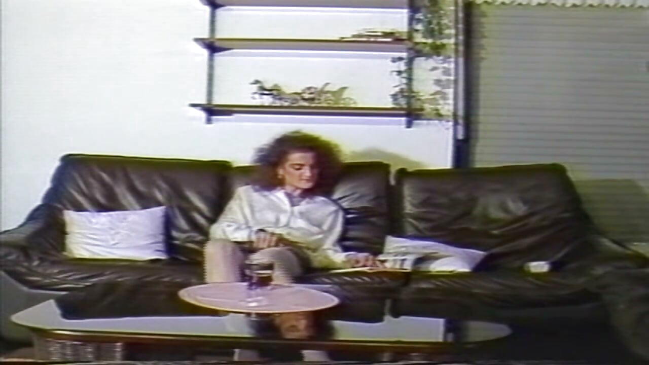 Vintage moden brunette blir fingret og spist til orgasme på sofaen