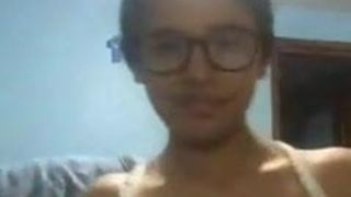 Latina en webcam muestra coño peludo