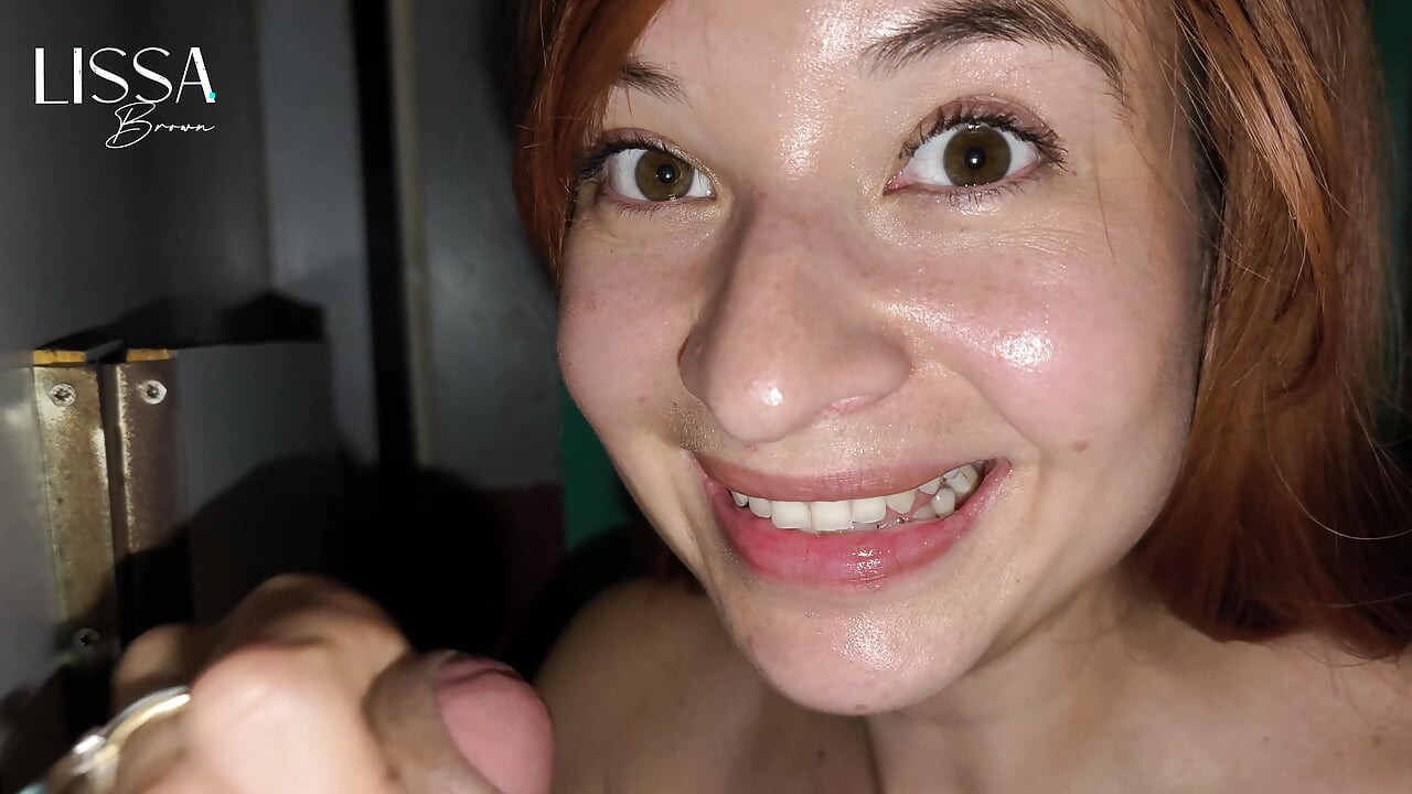 Je suis allé dans un glory hole en Espagne, j'ai réussi à sucer la queue d'un inconnu et à prendre son lait sur mon visage
