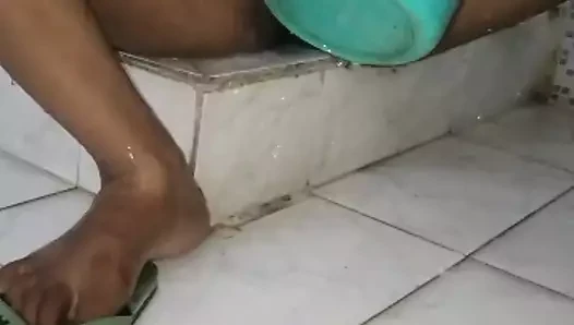 Tante seksi india lagi asik cukur jembut sebelum ngentot di kamar mandi sambil bugil