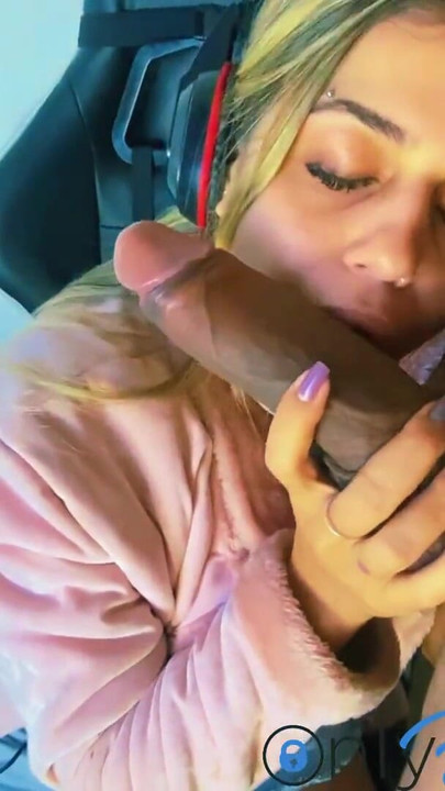 hottie from Icegirxx was playing a game and I messed up just to get a blowjob and eat her pussy | Clip 1