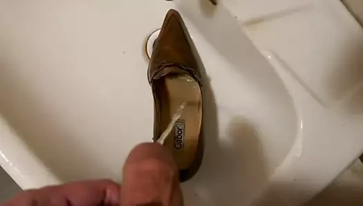 çiş içinde hanımları kahverengi spitz yüksek topuk