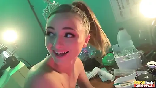 Fakehub originals - der verrückte Wissenschaftler steve bringt eine wunderschöne Doll Lady Bug zum Leben und gibt ihr ein wildes labortraining