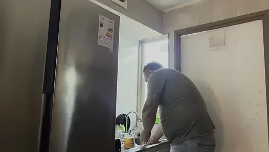 Üvey babam fincanını yıkarken sikilmek istedim