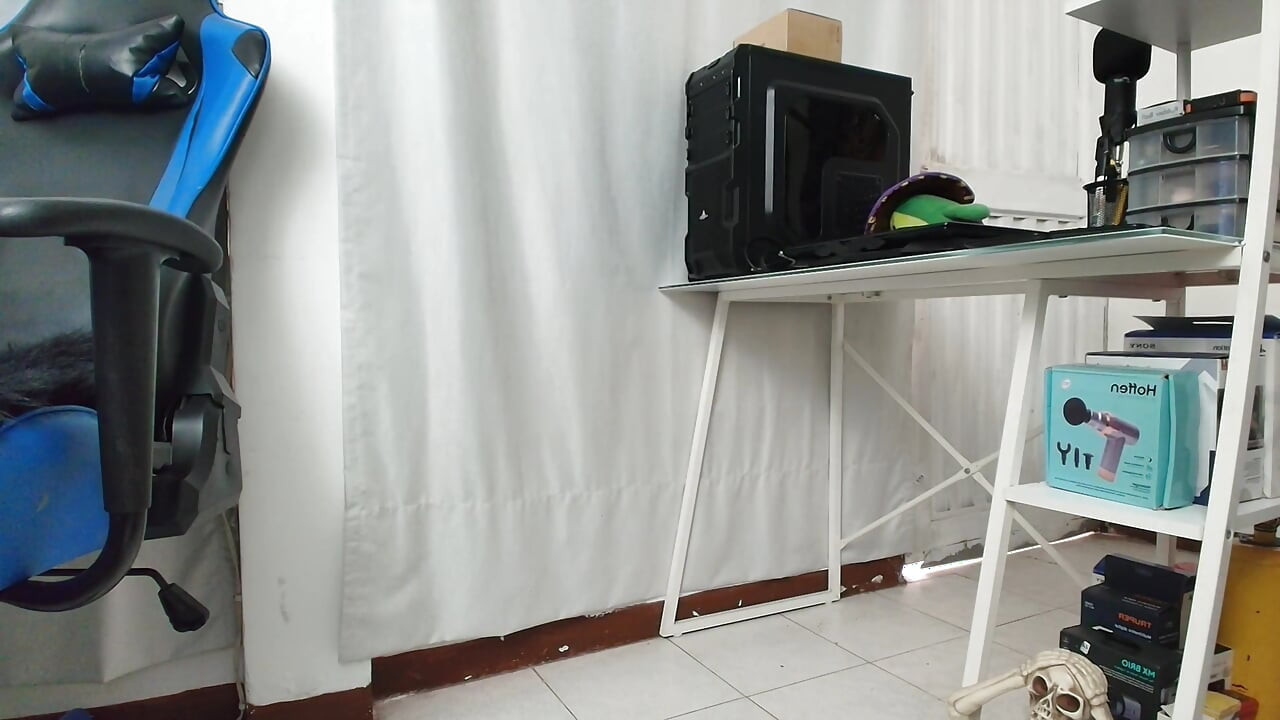 BARDZO GORĄCO ZJADAM CIPKĘ MOJEGO PRZYJACIELA W BIURZE