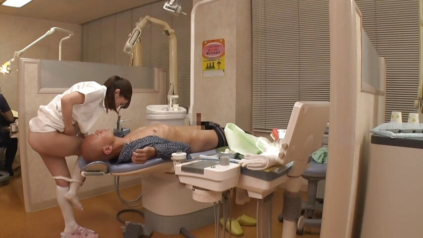 エレガントな歯科衛生士が身を乗り出す