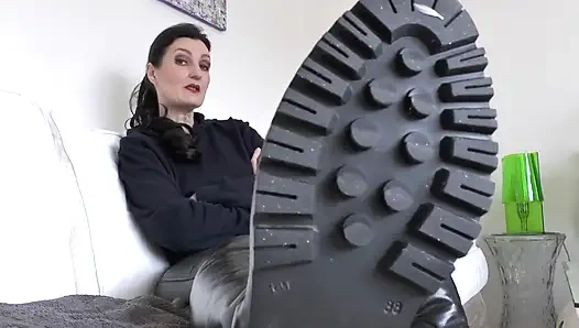 Dilinle sokak tabanlarımı yala! Lady Victoria Valente