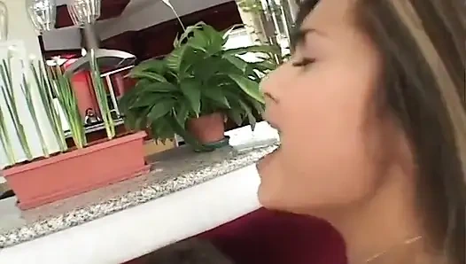 Ateşli hatun sıkı amcığı canavar bir yarakla sikilirken inliyor