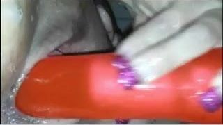Подруга с длинными ногтями мастурбирует в любительском видео