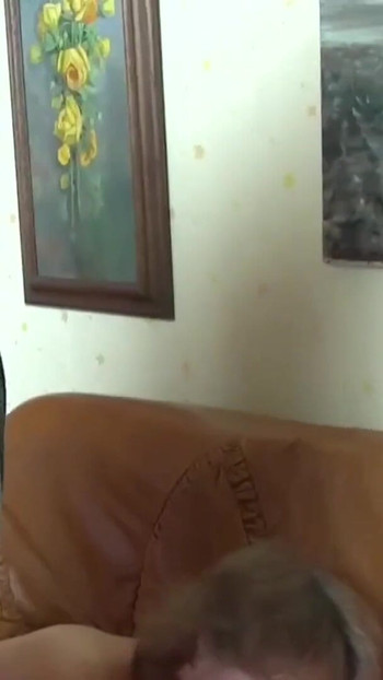 "Kaffe Renter Treff" से शक्तिशाली क्षण छोटे कड़े दादाजी के लिए एक पार्टी बन जाता है"