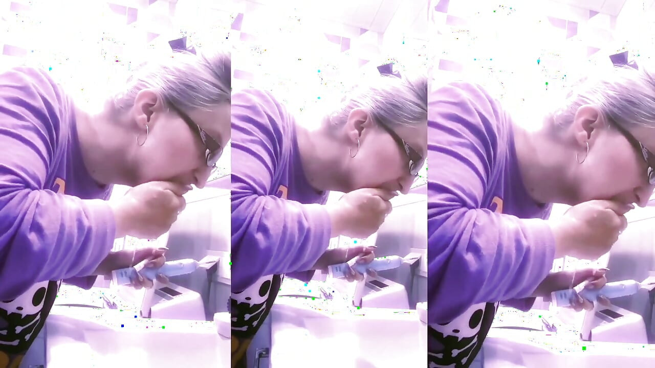 Asmr četkica za zube Slušajte u slušalicama