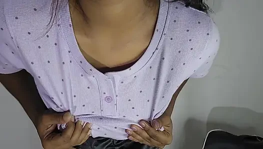 Aku lagi sendirian di rumah sambil berbaring. Muncrat sambil fingering memekku.