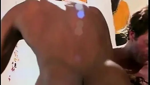 Büyük memeli esmer orta yaşlı seksi kadın iki adam tarafından sikiliyor
