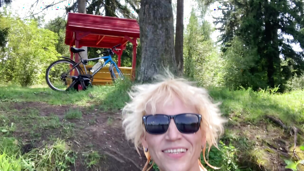 Trans djevojka Alexa Cosmic pliva i igra se u jezeru u crnoj kratkoj i plavoj majici