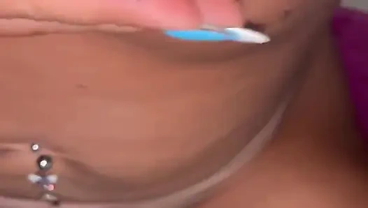 Küçük amcık o kadar ıslak ki yarağa ihtiyacım var