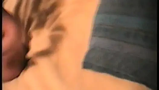 Du trifft eine heiße Frau auf der Party und ladet sie für etwas heißen spaß ein!