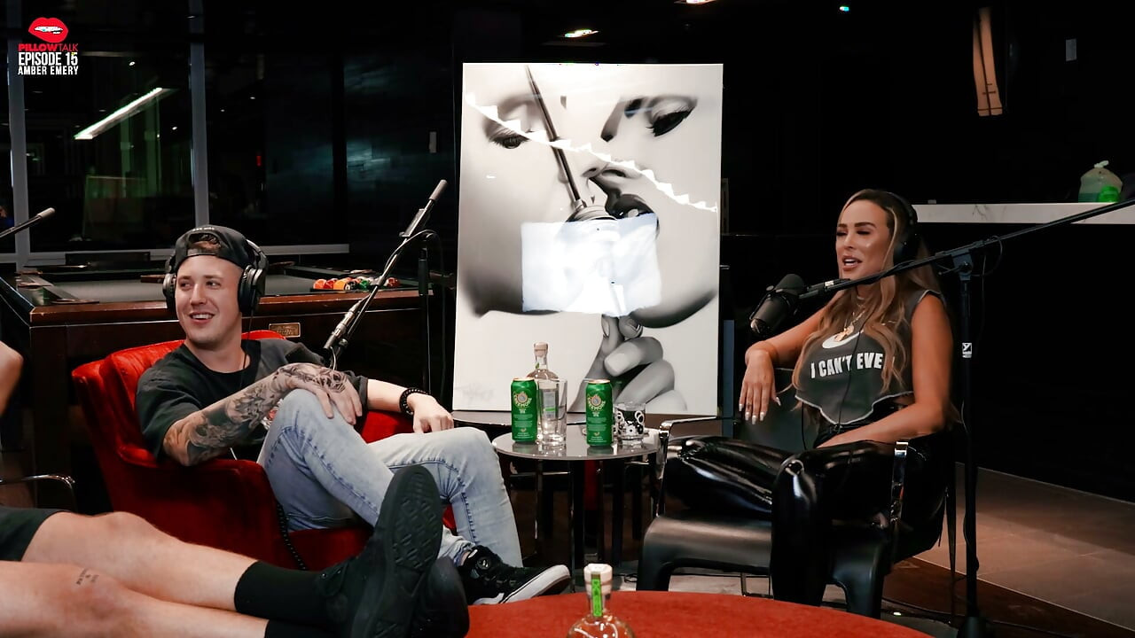 Amber Emery cheira as cinzas do vovô e mostra seus peitos