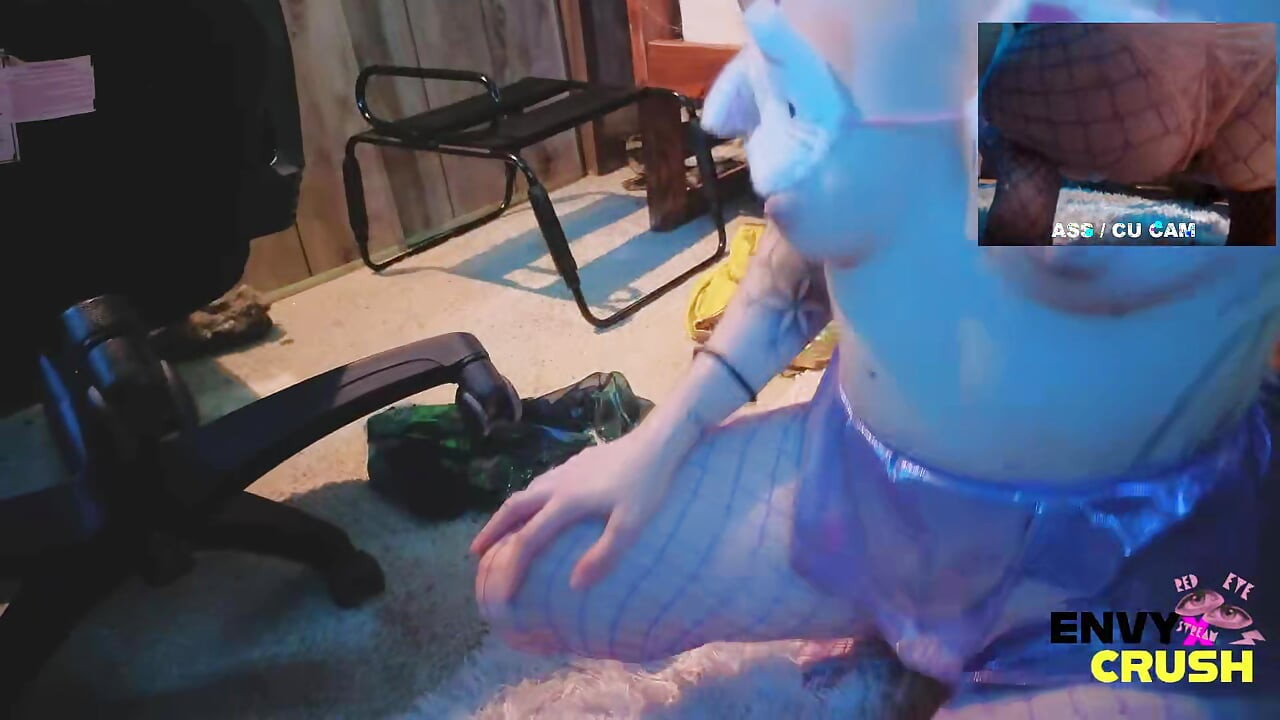 Spelare flicka i fisknät går på knä