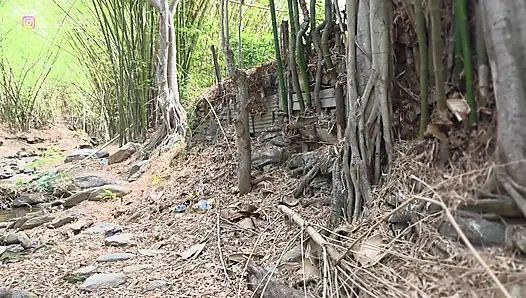 Aku bertemu dengannya di pegunungan dan entah dari mana kami akhirnya berhubungan seks di mobilku