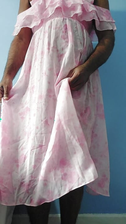 Es fühlt sich so geil an, in einem durchsichtigen Seiden-Chiffon-Kleid mit Blumenmuster zu masturbieren