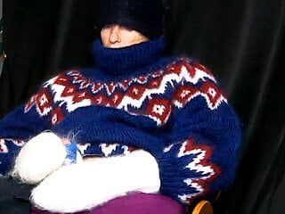 Suéter de fetiche, camisola de gola olímpica de mohair e masturbação com muita porra no final - perseguição pique