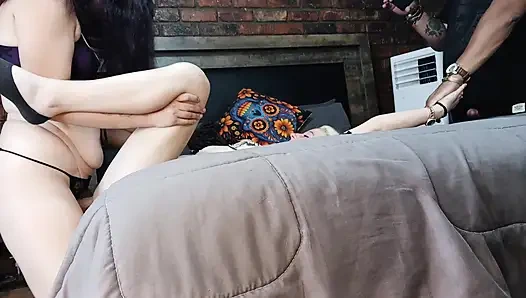 2 kız takma yarakla birbirini sikerken mastürbasyon yapıyor