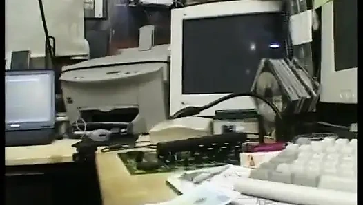 Kıvırcık saçlı sarışın kıllı amını parmaklatıyor