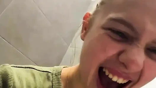 Анальный сквирт так горячий в торговом центре и трах пальцами розовой киски