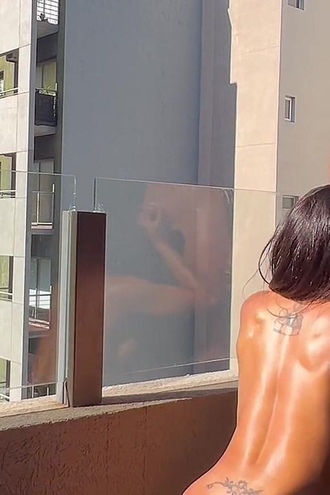 Aku ngentot memek istriku di balkon dan crot di dalam