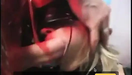 Maskeli muhteşem sarışın sürtük garip adamın yarağını göt deliğine sokuyor