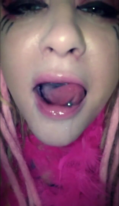 ズルズルと音を出して涎を垂らす精液が伸びる