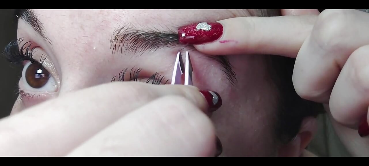 चिमटी मेरी भौहें क्लोज अप